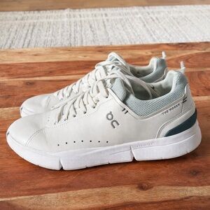 ON CLOUDS THE ROGER TENNIS SHOES